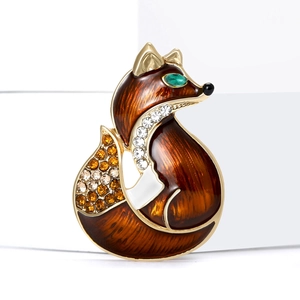 Eleganter Fuchs-Brosche mit roter Emaille und funkelnden Kristallen auf Goldlegierung