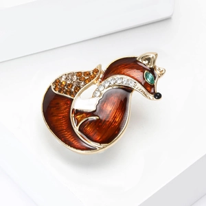 Detailansicht der Fuchs-Brosche mit orangefarbener Emaille und Strass auf Goldbasis