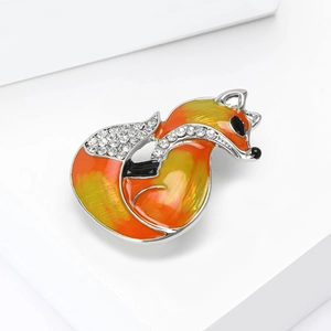 Detailaufnahme der Fuchs-Brosche mit orangefarbenem Emaille und Strass-Akzenten