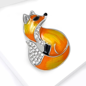 Detail der niedlichen Fuchsbrosche mit orangefarbenem Emaille und Kristalldetails