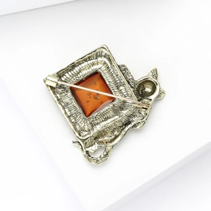 Vue détaillée du dos d'une broche chat avec pierre ambre et placage en argent vintage