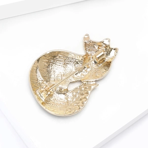 Detailansicht der Rückseite der goldfarbenen Katzenbrosche mit sicherem Sicherheitsverschluss