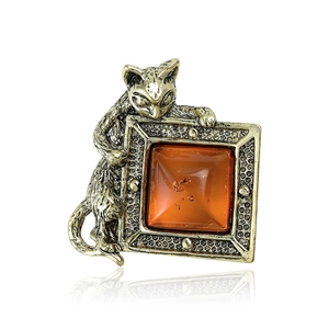 Broche chat dorée vintage avec pierre ambre et accents de strass délicats sur fond blanc