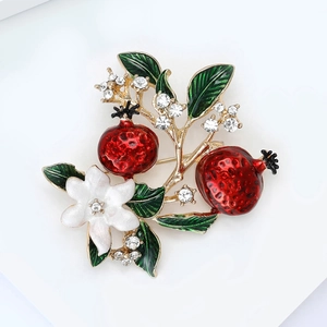 Broche grenade élégante avec émail rouge, feuilles vertes et fleurs en cristal sur base or