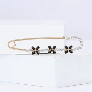 Broche épingle dorée élégante avec trèfles noirs et strass brillants pour femmes