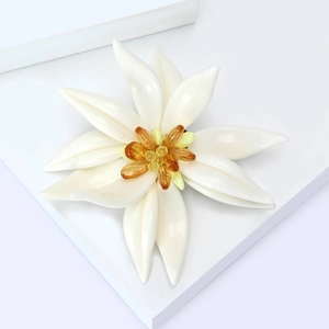 Élégante broche fleur edelweiss en émail blanc avec centre en perle ambre pour femme