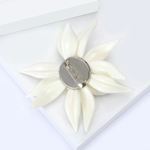 Vue détaillée de l'épingle de sûreté en argent et de l'arrière de la broche fleur émaillée