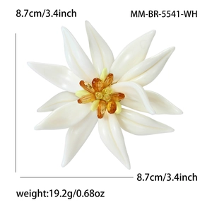 Broche fleur Edelweiss en émail pour vestes avec pétales blancs et centre de perles ambrées