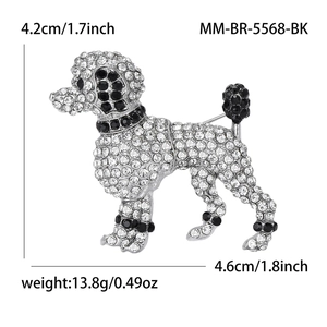 Vue détaillée de la broche caniche en argent avec strass brillants et dimensions