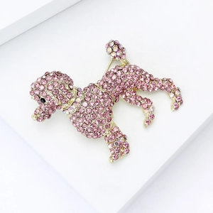 Broche caniche dorée élégante ornée de strass roses scintillants et d'un œil noir brillant