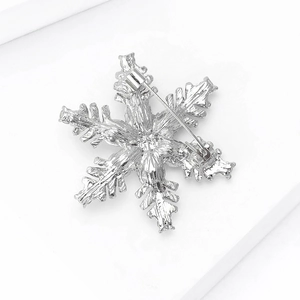Detailansicht der Schneeflocken-Brosche mit sicherem Drehverschluss auf der Rückseite