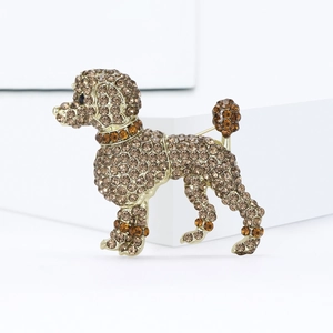 Broche caniche dorée raffinée sertie de strass champagne sur un support blanc