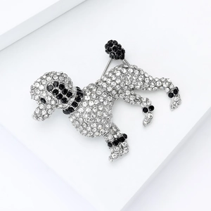 Broche caniche exquise avec strass scintillants sur un support d'exposition blanc épuré
