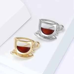 Broche tasse à café évidée raffinée en métal doré et argenté avec émail rouge foncé