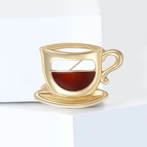 Vue détaillée de la broche tasse à café en alliage doré avec émail brun pour femmes