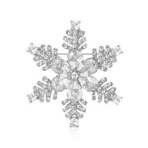 Élégante broche flocon de neige argentée avec strass pour la mode d'hiver et les pulls