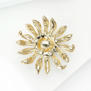 Vue arrière d'une broche tournesol dorée avec strass, perles et fermoir de sûreté