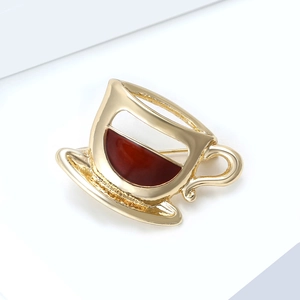 Vue détaillée de la broche tasse à café créative avec bords dorés et remplissage en émail