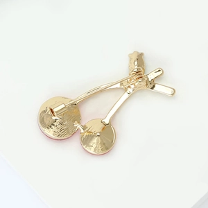 Broche cerise plaquée or exquise avec vue arrière détaillée et attache épingle