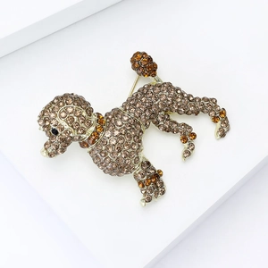 Gros plan détaillé de la broche caniche scintillante avec strass bruns et placage d'or