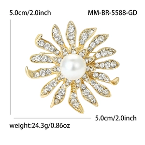Détail d'une broche tournesol avec strass, perle centrale et finition dorée élégante