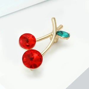 Élégante broche cerise avec strass rouges et feuille de cristal vert sur fini doré