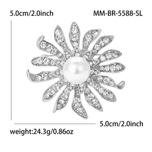 Vue détaillée d'une broche tournesol de 5,0 cm avec strass brillants et perle centrale