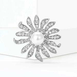 Élégante broche tournesol argentée avec perle blanche centrale et strass scintillants