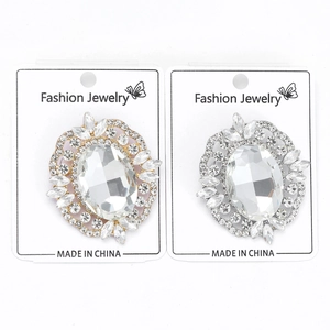 Détail de broches fleurs en cristal de luxe en finitions dorée et argentée élégantes