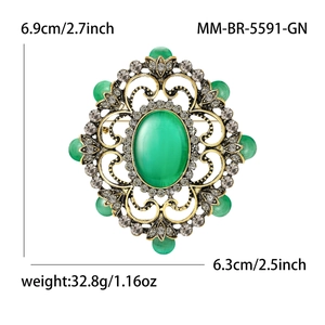 Vue détaillée d'une broche baroque avec cristal vert et mesures de dimensions