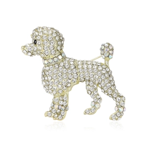 Broche caniche dorée élégante ornée de strass et cristaux scintillants sur fond blanc pur