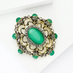 Broche baroque vintage avec pierre œil de chat et strass verts en or antique