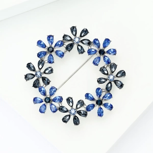 Detail der Blumenkranz-Brosche mit blau-grauen Kristallen im Marquise-Schliff in Silber