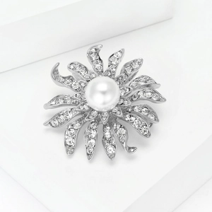 Vue détaillée d'une broche en forme de tournesol avec perle et strass scintillants