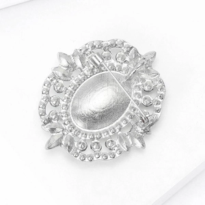 Broche vintage argentée avec détail du dos et fermoir à épingle de sécurité robuste