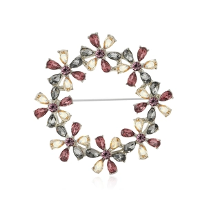 Eleganter Strass-Blumenkranz-Brosche mit lila und champagnerfarbenen Steinen auf weißem Grund