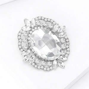 Gros plan sur une élégante broche fleur avec un grand cristal et des strass étincelants