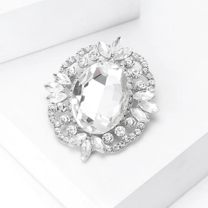 Détail macro d'une broche de luxe argentée avec cristal ovale et strass marquise