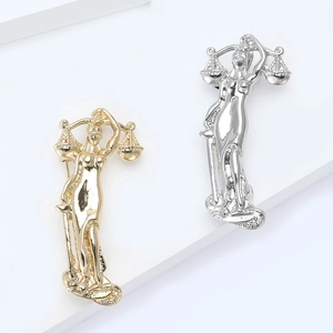 Spilla vintage dea greca della giustizia in finitura oro e argento per abiti eleganti