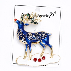 Broche renne en émail bleu détaillée avec motifs dorés et accents de perles rouges