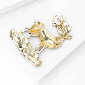 Exquise broche élan dorée avec détails métalliques et fermoir à épingle de sûreté sûr
