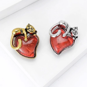 Vintage Alloy Heart Shaped Cat Brooch Pin For Women Cute Animal Drip Oil Lapel Pin Fashion Jewelry Gift Accessory