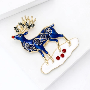 Élégante broche renne de Noël en émail bleu foncé avec des motifs dorés en spirale