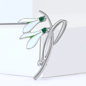 Elegante spilla a forma di bucaneve con petali di smalto bianco e foglie verdi