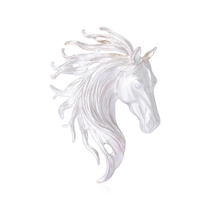 Élégante broche tête de cheval nacrée avec détails raffinés et finition blanc irisé