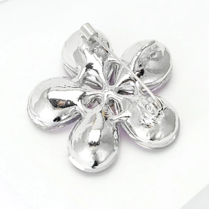 Vue arrière d'une broche fleur argentée à cinq pétales avec épingle de fixation