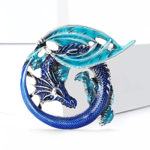 Exquisite Drachenbrosche aus Silber mit blauem Emaille-Verlauf auf weißem Ständer