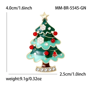 Broche sapin de Noël en émail vert avec étoile dorée et perles sur fond blanc