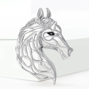 Spilla minimalista a testa di cavallo in argento con elegante design traforato