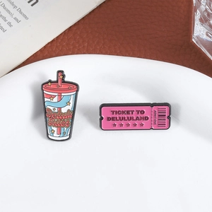 Süßes Emaille-Pin-Set mit Delulu Juice und Ticket-Motiv für kreative Mode-Accessoires